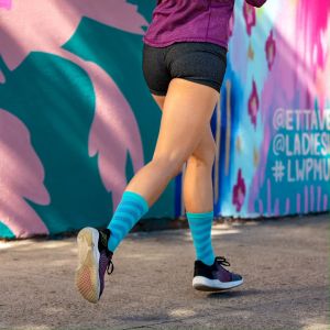 INJINJI ถุงเท้าวิ่งแยกนิ้ว WMN ULTRA RUN MINI CREW  รุ่น รักวิ่งอัลตร้า สีชมพูม่วง ของแท้  เพื่อใช้ในการวิ่งเท้าชมพูม่