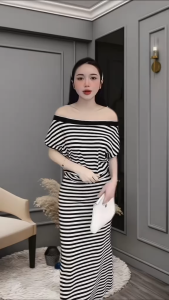 Set đồ nữ mặc hè du lịch áo Tăm gân bẹt vai tay ngắn kẻ ngang viền cổ đen kèm chân váy dáng dài