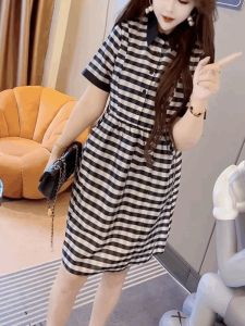 ชุดเดรสคอโปโลแขนสั้นลายสก็อตสีดำขาว ทรงหลวม ทรงเข้ารูป สำหรับผู้หญิง ชุดเดรสยาวปานกลาง ฤดูร้อน 2024 ผ้าฝ้ายผสมโพลีเอสเตอร์
