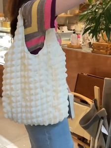 กระเป๋าสะพายลายดอกไม้ฟองลาย เมฆสไตล์ ตะวันตก กระเป๋าถือเรียบใหม่ สำหรับนักเรียนหญิง กระเป๋าผ้าใบ ถุงช้