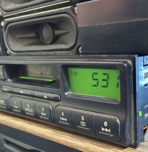Máy phát nhạc liền Amply Isuzu. Tính năng radio tape.
