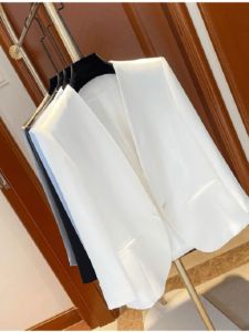 เสื้อสูทผ้าซาตินอะซิเตทสั้นคอวีสำหรับผู้หญิง สีขาว ฤดูใบไม้ผลิและฤดูใบไม้ร่วง ดีไซน์ใหม่ เสื้อคลุมกันหนาวแบบสวมหัว ทรงเข้ารูป