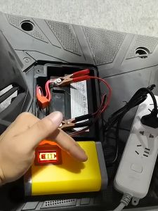 ARAFURA - Taffware Charger Aki Mobil Motor Lead Acid 12V 2A - UD11 - Yellow