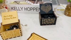 Hộp nhạc quay tay Quà tặng sinh nhật bất ngờ Hộp nhạc cổ điển bằng gỗ có thông điệp yêu thương