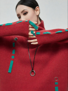 XIAODADEHUA | Red High Neck Knitted Sweater With Design Features And Contrasting Colors