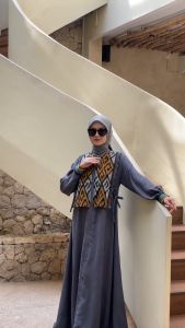 ShirinZein - Gamis Dress Kondangan Sabrina Pesta Mewah Elegan Busui Mix Tenun Troso SHIRINZEIN\\n\\n Apa Itu Gamis Dress Kondangan Sabrina?\\n\\nGamis Dress Kondangan Sabrina adalah pakaian pengantin atau pakaian resmi yang dirancang khusus untuk pernikahan dan acara-acara formal lainnya. Model gamis ini memiliki ciri khas yang unik, yaitu potongan A-line yang mengekspos leher dan lengan, serta kerah berbentuk V yang memberikan kesan elegan.\\n\\n Fitur Utama Gamis Dress Kondangan Sabrina\\n\\nBeberapa fitur utama dari Gamis Dress Kondangan Sabrina antara lain:\\n\\n- Potongan A-line yang mengekspos leher dan lengan\\n- Kerah berbentuk V yang memberikan kesan elegan\\n- Material berkualitas tinggi yang nyaman dipakai\\n- Desain yang dapat disesuaikan dengan selera dan kebutuhan pengguna\\n\\n Kelebihan Gamis Dress Kondangan Sabrina\\n\\nBeberapa kelebihan dari Gamis Dress Kondangan Sabrina antara lain:\\n\\n- Desain yang elegan dan modern\\n- Bisa dipakai untuk berbagai acara formal\\n- Material berkualitas tinggi yang nyaman dipakai\\n- Tersedia dalam berbagai warna dan motif\\n\\n Mengapa Memilih Gamis Dress Kondangan Sabrina Pesta Mewah Elegan Busui?\\n\\nAda beberapa alasan mengapa Anda harus memilih Gamis Dress Kondangan Sabrina Pesta Mewah Elegan Busui, antara lain:\\n\\n Manfaat Memakai Gamis Dress Kondangan Sabrina Pesta Mewah Elegan Busui\\n\\nBeberapa manfaat memakai Gamis Dress Kondangan Sabrina Pesta Mewah Elegan Busui antara lain:\\n\\n- Memberikan kesan elegan dan modern\\n- Bisa dipakai untuk berbagai acara formal\\n- Material berkualitas tinggi yang nyaman dipakai\\n- Tersedia dalam berbagai warna dan motif\\n\\n Cara Memilih Gamis Dress Kondangan Sabrina Pesta Mewah Elegan Busui yang Tepat\\n\\nBerikut adalah beberapa tips untuk memilih Gamis Dress Kondangan Sabrina Pesta Mewah Elegan Busui yang tepat:\\n\\n- Perhatikan ukuran dan bentuk tubuh Anda\\n- Pilih material berkualitas tinggi yang nyaman dipakai\\n- Sesuaikan dengan selera dan kebutuhan Anda\\n- Perhatikan warna dan motif yang sesuai dengan acara\\n\\n Bagaimana Memadukan Tenun Troso SHIRINZEIN dengan Gamis Dress Kondangan Sabrina?\\n\\nTenun Troso SHIRINZEIN adalah jenis tenun tradisional yang berasal dari Jawa Tengah, Indonesia. Tenun ini memiliki nilai seni dan budaya yang tinggi, serta desain yang unik dan menarik. Berikut adalah beberapa cara memadukan Tenun Troso SHIRINZEIN dengan Gamis Dress Kondangan Sabrina:\\n\\n Langkah-Langkah Memadukan Tenun Troso SHIRINZEIN dengan Gamis Dress Kondangan Sabrina\\n\\nBerikut adalah langkah-langkah memadukan Tenun Troso SHIRINZEIN dengan Gamis Dress Kondangan Sabrina:\\n\\n1. Pilih Tenun Troso SHIRINZEIN yang sesuai dengan warna dan motif gamis yang akan dipakai\\n2. Pasangkan Tenun Troso SHIRINZEIN dengan aksesori yang sesuai, seperti kalung, gelang, atau anting\\n3. Sesuaikan Tenun Troso SHIRINZEIN dengan desain gamis yang dipakai\\n\\n Contoh Penggunaan Tenun Troso SHIRINZEIN dalam Gamis Dress Kondangan Sabrina\\n\\nBerikut adalah beberapa contoh penggunaan Tenun Troso SHIRINZEIN dalam Gamis Dress Kondangan Sabrina:\\n\\n- Penggunaan Tenun Troso SHIRINZEIN sebagai aksen pada kerah gamis\\n- Penggunaan Tenun Troso SHIRINZEIN sebagai aksesori pada bagian lengan gamis\\n- Penggunaan Tenun Troso SHIRINZEIN sebagai aksen pada bagian bawah gamis\\n\\nDengan memadukan Tenun Troso SHIRINZEIN dengan Gamis Dress Kondangan Sabrina, Anda bisa mendapatkan tampilan yang elegan dan modern, serta menunjukkan apresiasi terhadap seni dan budaya Indonesia.\"
