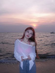 เสื้อทีเชิ้ตแขนยาวผ้าออริจินัลเซ็กซี่เสื้อใส่ไปชายทะเลซีทรูแบบบางใส่ช่วงฤดูร้อนสำหรับผู้หญิงเสื้อคลุมกันแดดสาวแซ่บตัวโคร่งฮิตในคนกลุ่มหนึ่งฮิต