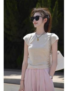 เสื้อยืดแขนสั้นทรงสลิมฟิตสำหรับผู้หญิงในช่วงฤดูร้อน เสื้อผ้าทำงานผ้าไหมน้ำแข็งสีชมพู กางเกงขายาวทรงหลวม ชุดสองชิ้น แขนบิน ไหล่ตรง