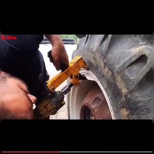Tire remover portable tire remover mobile tire press simple tire remover tire stripper