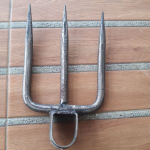 Cangkul Garpu Garuk sampah Jari 3 Besar