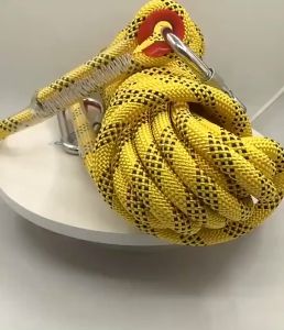 【Ready Stock】Outdoor Climbing Rope Rescue Escape Safety Rappelling Rope Length 10M diameter 10mm Utility Rope with 2 Steel Carabiner Hiking Rope