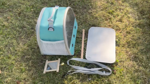Small Parrot Shoulder Bag Parrot bag,eaturing a zippered transparent window on the front and a zippered mesh storage pocket on the side it is foldable for storage and comes with a faux fur heating pad and toys. Specially designed for small parrots.