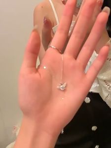 Giftshop H&P หนึ่งใจ จี้มงกุฎปีกสแตน เลส สร้อยคอน่ารัก สวยงาม สามารถใส่อาบน้ำได้ ไม่แลกหรือคล้ำ 1990#