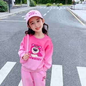 ฤดูใบไม้ผลิและฤดูใบไม้ร่วงใหม่ชุดเด็กผู้หญิงแฟชั่นการ์ตูนสตรอเบอร์รี่หมีพิมพ์ด้านบน + กางเกงสองชิ้น