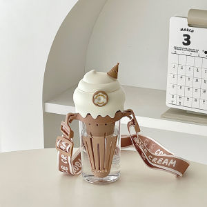 ถ้วยน้ำพกพาแบบสะพายไหล่สำหรับผู้หญิง ถ้วยน้ำทรงไอศกรีม Tritan ทนความร้อนสูง พลาสติกพร้อมสตรีทแวร์ ถ้วยน้ำแบบมีที่จับ