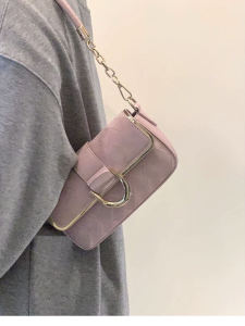 กระเป๋าสะพายข้างทรงสี่เหลี่ยมเล็กสไตล์เรียบง่ายหรูหรา สายโซ่ กระเป๋าสะพายข้างแบบลำลอง กระเป๋าสะพายข้างแบบสะพายข้างข้างเดียว วัสดุ PU ปิดด้วยแม่เหล็ก