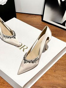 รองเท้าส้นหนาสไตล์ฝรั่งเศสสำหรับผู้หญิง 2025 รองเท้าส้นสูงแบบสวมหัวเหลี่ยมสีดำหนังนิ่ม รองเท้าส้นสูงสายรัดข้อเท้าบาง