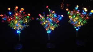 ดอกไม้ปลอมมีไฟ LED พลังงานแสงอาทิตย์ สำหรับตกแต่งสวนโคมไฟสนามหญ้าโคมไฟกุหลาบภูมิทัศน์กันน้ำ