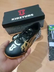 KIDZTUBS Sepatu Futsal Anak Paket Komplit Sepatu Futsal Tas Skin Deker Kaos Kaki Usia 6-10 Tahun Size 28 29 30 31 32 33 34 35 36 37 KDZ1057122624