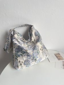 กระเป๋าสะพายไหล่ผู้หญิงแบบใหม่ในช่วงฤดูใบไม้ผลิ กระเป๋าสะพายข้างทรงสี่เหลี่ยมเล็กแบบทันสมัย กระเป๋าผ้าใบสดใส่สำหรับเดินทาง