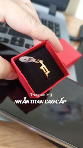 Nhẫn titan mạ vàng đinh xoàn phong cách sang trọng