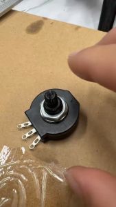 Potensio Mesin Las RVS28 B103 3 Pin Hungyun