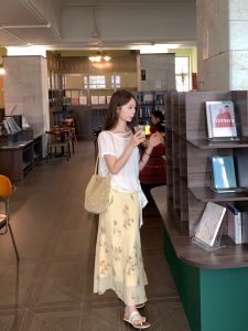 Chân Váy Midi Hoa A-line Dễ Dàng Cho Người Thon Nhỏ