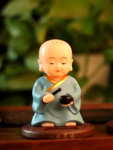 [Giá Sốc]Tượng Chú Tiểu Gõ Mõ đứng sử dụng năng lượng mặt trời gật đầu gõ mõ