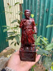 tượng Trần Quốc Tuấn ý nghĩa trấn trạch bảo hộ cho gia đình khỏi những điều xấu xa gỗ sưa trắc đỏ có 2 kích thước