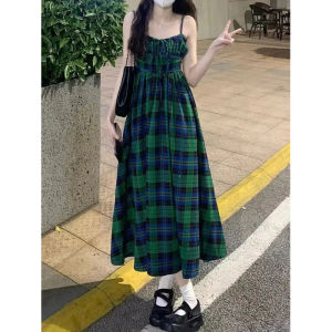 ชุดเดรสยาวลายสก็อตสีเขียวสไตล์ฝรั่งเศสสำหรับผู้หญิงในฤดูร้อน ดีไซน์เก๋ไก๋ กระโปรงทรงเอเอวสูง แขนกุด คอเหลี่ยม