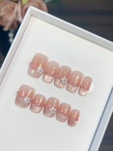 เล็บแต่งตัวด้วยมือสุดหรูหราพร้อมมุกสีพื้น สไตล์ฝรั่งเศส ตาแมว บรรยากาศที่หลากหลาย เครื่องประดับเพชร สำหรับผู้หญิง