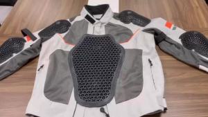 CE ระดับ1แจ็คเก็ตรถจักรยานยนต์แทรกกลับป้องกันเกียร์เกราะแข่งข้อศอกเข่าป้องกันไหล่น้ำหนักเบาในตัวปกป้อง