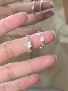 Elegant Floral Vine Minimalist Ring for Women Fashionable Commute Style Fresh Outburst Finger Ring Adjustable for Everyday Wear