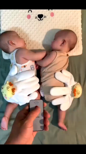 Gối Bàn Tay Tự Động Vỗ Ru Ngủ Cho Bé - Chống Giật Mình 3 Chế Độ Vỗ Kèm Remote Điều Khiển Từ Xa