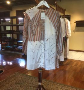 Tara Tunik by Dian Pelangi LIMITED EDITION Baju Blouse Atasan Kemeja Blus Outfit Casual Formal Kerja Kantor Pesta Pernikahan Kondangan Wanita Hijaber Cantik Anggun Modis Modern Elegan Mewah Model Korea Terbaru Motif Batik Abstrak Hand Made Kekinian