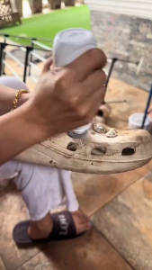 100ML น้ำยาทำความสะอาดรองเท้าสีขาว สารเพิ่มสีขาวของรองเท้า แปรงขัดรองเท้า และประสิทธิภาพสูงขจัดคราบเหลืองไม่ทำร้ายรองเท้า (รวมแปรงทำความสะอาด)