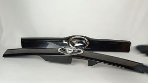 Trunklid Bagasi Original Toyota Raize dan Rocky/GARNISH BACKDOOR OUTSIDE ORIGINAL TOYOTA RAIZE DAN ROCKY Kode parts: 76801-BZ070 76801-BZ110