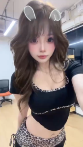 Kimiพร้อมส่ง🎱 ชุดเซ็ทY2K Set 2 ชิ้น เสื้อครอป เสื้อยืดแขนสั้นรัดรูป คอเหลี่ยมทรงสวย + กางเกงขาสั้น แต่งเอวย่นผูกเชือกข้าง