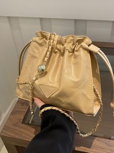 กระเป๋าสะพายข้างทรงกลมแบบสะพายข้างแบบหนัง PU สำหรับผู้หญิง กระเป๋าสะพายข้างแบบสะพายข้างพร้อมโซ่แบบลำลองสำหรับวัยรุ่น