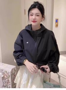 เสื้อแจ็คเก็ตกันแดดสั้นแบบมีฮู้ดสีลูกกวาดสไตล์เกาหลี ฤดูใบไม้ผลิและฤดูร้อน 2024 เสื้อคลุมกันหนาวแบบบางที่สวมใส่ได้หลากหลาย