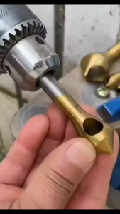 ดอกลบคมรูเจาะ ดอกลบคม มีรู 4ชิ้น HSS เบอริ่งบิต 2-5-10-15-20 มม. ไทเทเนียมเคลือบ Countersink และ Deburring สว่านเรียวหลุมเครื่องมือตัด เคาน์เตอร์ซิงค์