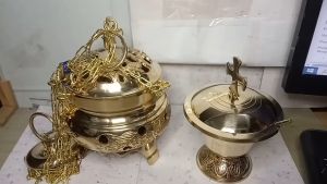 Wiruk Navikula Kuningan Set Ukuran Besar Peralatan Liturgi dan Altar Katolik