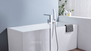 บรรจุอ่างในห้องน้ำสี่เหลี่ยมชุดอาบน้ำก๊อกอ่างอาบน้ำแบบตั้งพื้นผสมร้อนและเย็นพร้อมฝักบัวมือ360หมุนปรับ