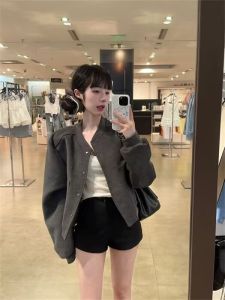 เสื้อแจ็คเก็ตเบสบอลสีเทาสไตล์อเมริกันสำหรับผู้หญิง ฤดูใบไม้ร่วง 2024 เสื้อคาร์ดิแกนซิปคอตตอนทรงสลิมฟิต แขนยาว ปกโปโล