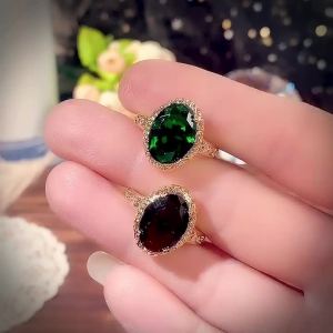 Nhẫn Nữ Huitan Màu Vàng Hồng Với Màu Đỏ/xanh Lục Sáng Bóng Hình Bầu Dục CZ Prong Set Phụ Kiện Dự Tiệc Sang Trọng Trang Sức Đính Hôn Sang Trọng