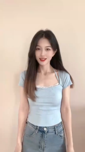 Kimi🩷พร้อมส่ง🩵เสื้อยืดลูกไม้สีฟ้า คอสี่เหลี่ยม คล้องคอ เสื้อครอปแขนสั้นคอลูกไม้ โชว์หลังผูกเชือก ลำลอง เซ็กซี่ผู้หญิง