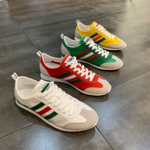 รองเท้าสนีกเกอร์ผู้ชายรองเท้าลำลองสไตล์เกาหลีแบบใหม่ฤดูร้อนปี2024รองเท้ากีฬาสีขาวสามเส้นหลากสีรองเท้าโลฟเฟอร์พื้นนิ่ม