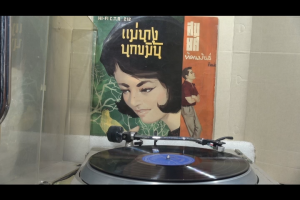 1 แผ่นเสียง 12นิ้ว S48 สมยศ ทัศนพันธ์ แม่นางนกขมิ้น เซียมซีเสี่ยงรัก แผ่นJapan VGริ้วรอยบาง เสียงรบกวนเล็กน้อยถึงปานกลาง ไม่มีรอยลึก แผ่นล้างสะอาดแล้ว ปกVGมีตำหนิขอบนิดหน่อย ขอบขาด สันทะลุ