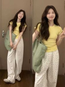 เสื้อยืดแขนสั้นถักสีเหลืองทรงสลิมฟิตสำหรับผู้หญิง ทรงหลวม สไตล์เกาหลี ฤดูร้อน 2024 คอตุ้ม แขนสั้น สีพื้น