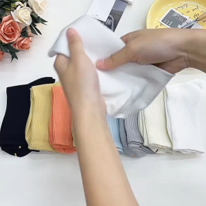 CEEKEY ถุงเท้าเด็กฤดูใบไม้ร่วงและฤดูหนาวสูงหลอดสีทึบสตรีถุงเท้ากีฬาผู้หญิงสีลูกกวาดถุงเท้าผ้าฝ้ายขนาดกลางถุงเท้าระบายอากาศ